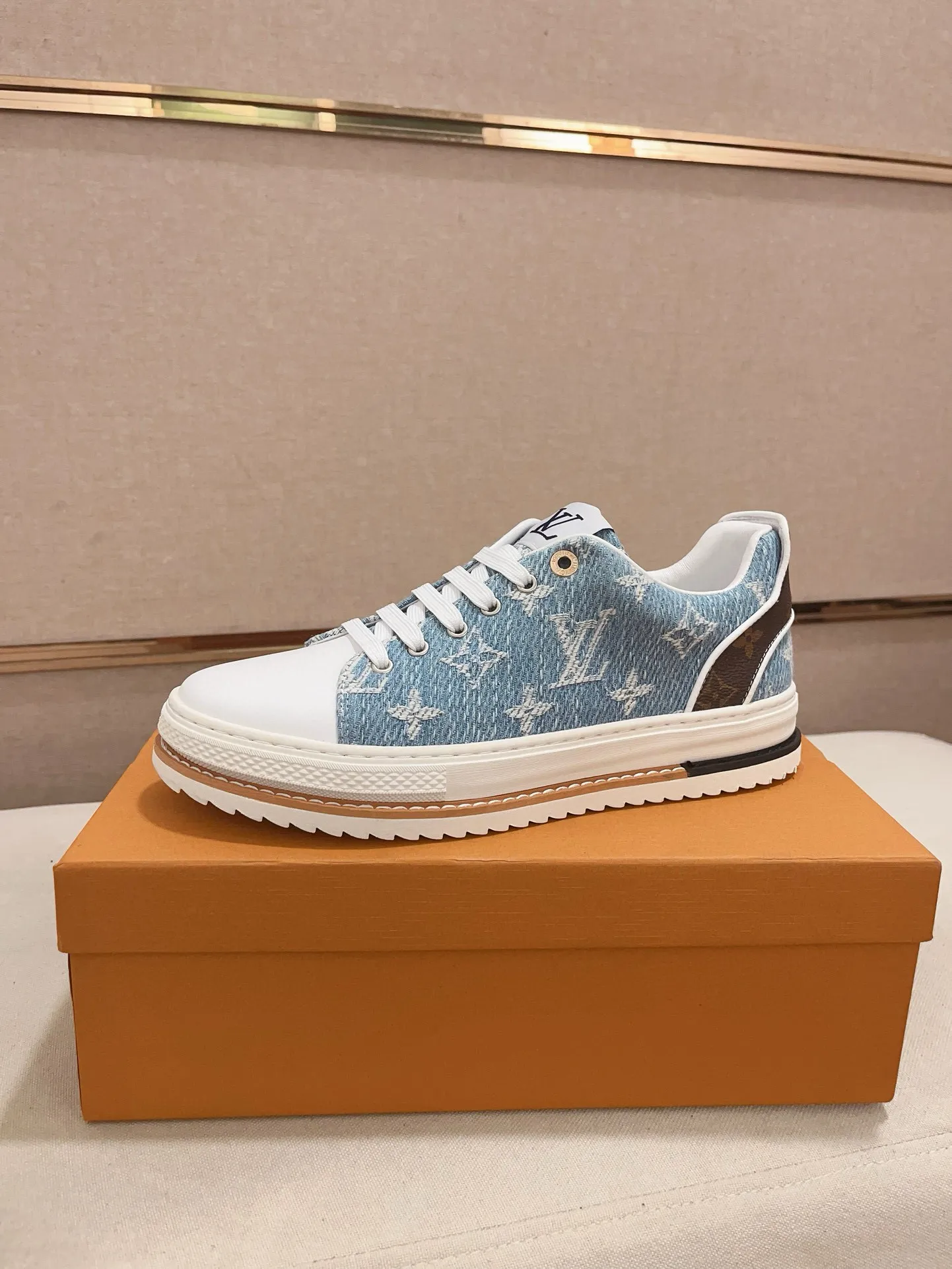 Men's shoes💰 400💰Louis Vuitton (Louis Vuitton/LV) top 🔍🔍 new models are on sale at the same time, the upper 🇮🇹 imported first-layer cowhide from Italy, fully imported sheepskin lining 💪💪, completely 1⃣️ to 1 ⃣️Re-engraved🇮🇹💪💪, ⚠Sole: The original sole is specially provided by the original factory, the exclusive movable molded sole is super comfortable, ⚠The original factory follows the order, 🔍🔍high quality, you can enter and exit the counter at will, welcome to compare⚠. Code number: 38-44. Can be customized for 45 non-refundable!